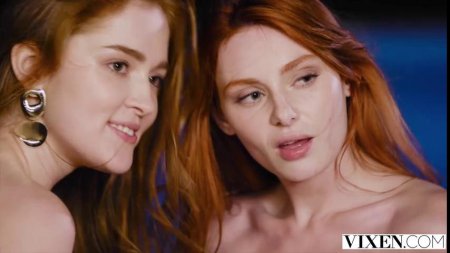 Девушки на отдыхе решили себя побаловать ЖМЖ сексом у бассейна